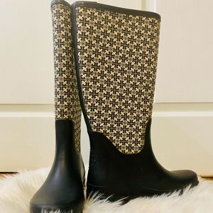 TORY BURCH | Jacquard Monogram Print and Rubber Rain Boot | Black | Size 8